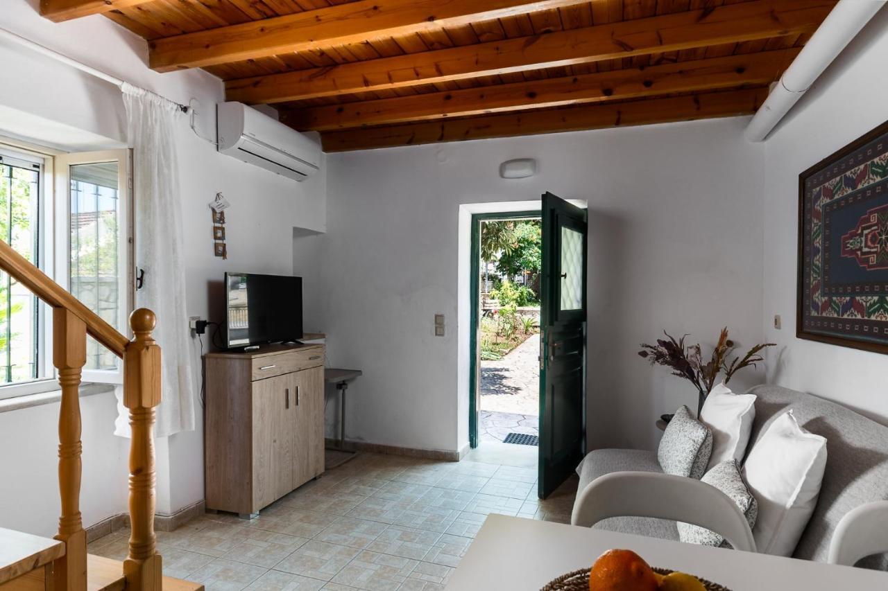 Traditional Rustic Maisonette By Konnect Agios Ioannis Peristerion Buitenkant foto