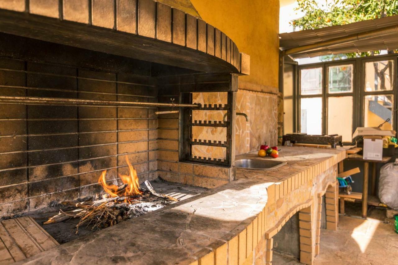Traditional Rustic Maisonette By Konnect Agios Ioannis Peristerion Buitenkant foto